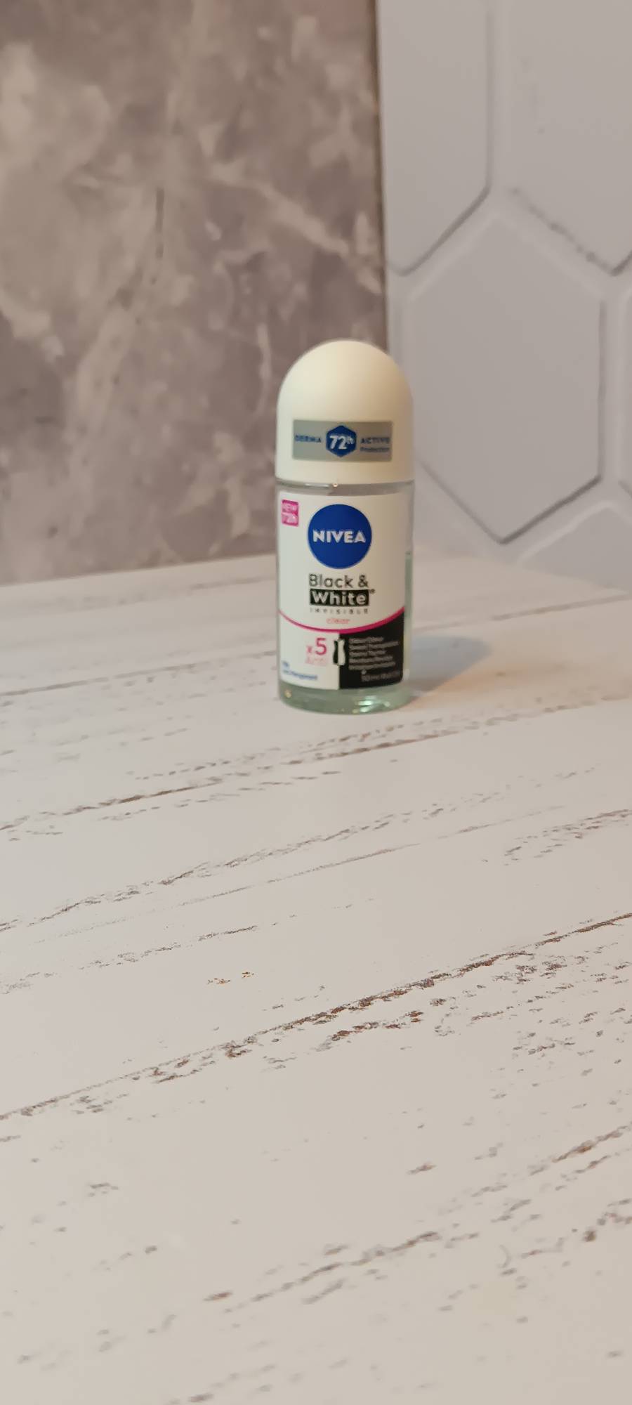 eae37339-15b8-49a2-80f9-bd084b215ce9.jpg کرم مرطوبکننده سبک سیمپل مدل Hydrating Light Moisturiser حجم ۱۲۵ میلیلیتر - تصویر 1